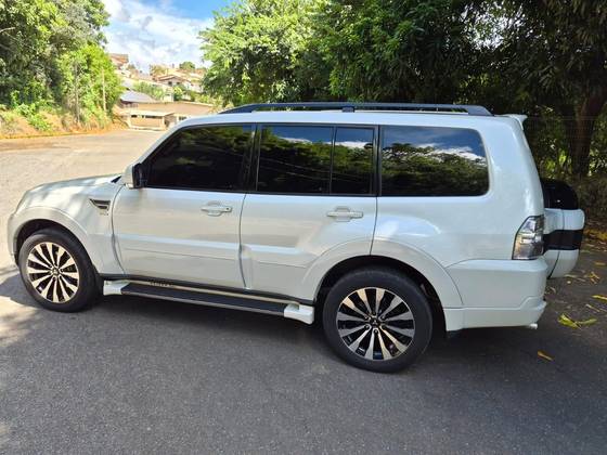 MITSUBISHI PAJERO 3.2 HPE S 4X4 7 LUGARES 16V TURBO INTERCOOLER DIESEL 4P AUTOMÁTICO
